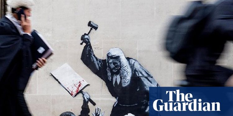 El personal de la corte cubre la imagen de Banksy del juez que golpea a un manifestante | Banksy