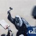 El personal de la corte cubre la imagen de Banksy del juez que golpea a un manifestante | Banksy