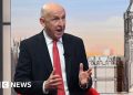 Más sitios militares podrían albergar a los solicitantes de asilo, dice John Healey