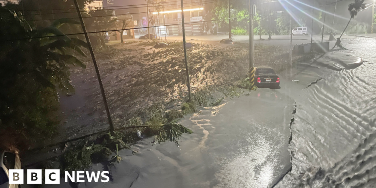 El lago de Taiwán explota como los barriles de tormenta más fuertes del año hacia China