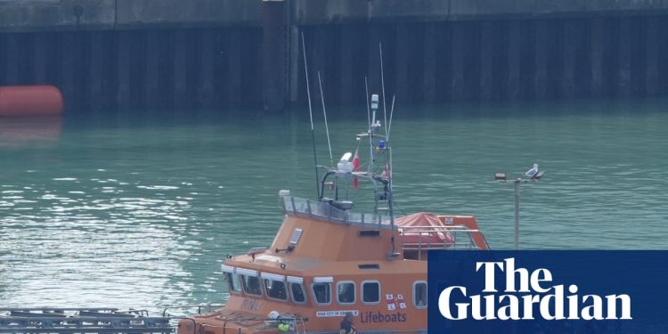 Más de 1,000 personas llegan al Reino Unido en botes pequeños en un día | Inmigración y asilo