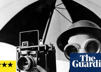 Lee Miller Review: una carrera deslumbrante y atrevida del fotógrafo de guerra al pionero surrealista a través de la bañera de Hitler | Lee Miller