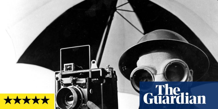 Lee Miller Review: una carrera deslumbrante y atrevida del fotógrafo de guerra al pionero surrealista a través de la bañera de Hitler | Lee Miller