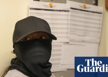 California se convierte en el primer estado en prohibir las coberturas faciales para la mayoría de las fuerzas del orden | California