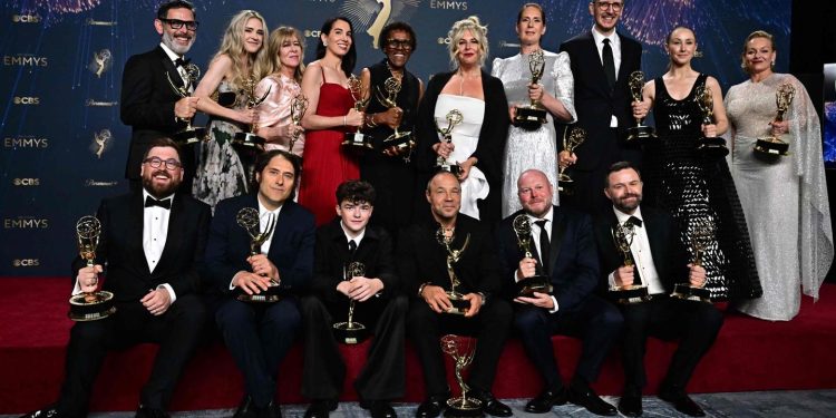 Aux Emmy Awards, Le Triomphe de Stephen Colbert, Présentateur Licencié Par Sa Chaîne