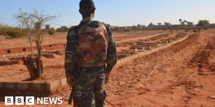 Grupos yihadistas que ejecutan civiles y casas en llamas, HRW advierte