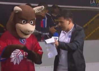 Periodista de Tigo Deportes Demuestra sus 'Pasos Prohibidos' Al Batar Con Un 'Toro'