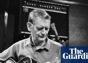 '¿Realmente jugó en el centro de Petula Clark?' Stewart Lee en su héroe de guitarra Derek Bailey | Música