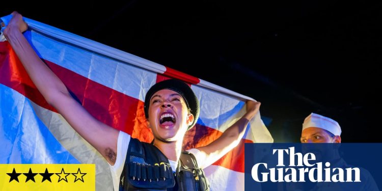 Revisión de los extranjeros de los reyes ingleses: el ahorro sorprendentemente oportuno de la xenofobia que agita la bandera de Shakespeare | Teatro