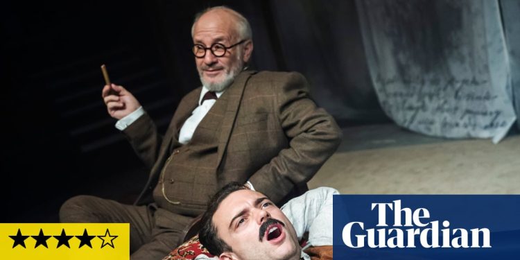 El Dr. Freud te verá ahora, Sra. Hitler Review – Chistes peligrosos a medida que Bedwetter se convierte en un psicópata | Escenario