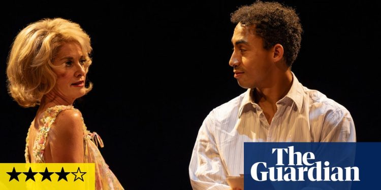 Entreteniendo el Sr. Sloane Review: la turbia comedia de desesperación y deseo de Joe Orton todavía Insettles | Teatro