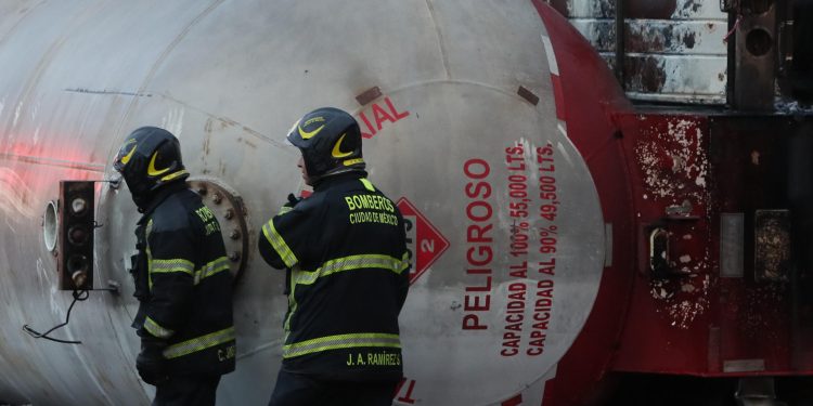 Asciende a 17 la cifra de muertes por la explosión de un camión de gas en ciudad de México