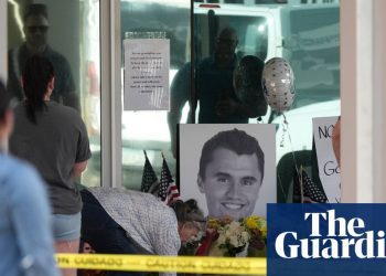 TISO DE CHARLIE KIRK: búsqueda policial de sospechoso en medio de la condena de asesinato 'dirigido' | Charlie Kirk disparando