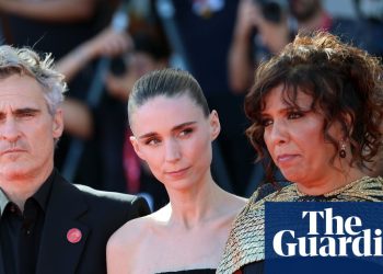 'La humanidad se enfrenta a un cálculo': el Festival de Cine de Venecia se encoge de hombros para apuntar a la política | Festival de Cine de Venecia