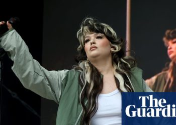 Lola Young 'Doing Ok' después de colapsar en el escenario en el festival de Nueva York | Música