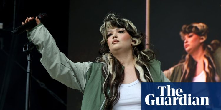 Lola Young 'Doing Ok' después de colapsar en el escenario en el festival de Nueva York | Música