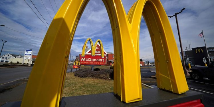 Hamburguesas con queso por 50 Centavos Durante 24 Horas: CÓMO Acceder a la Oficina de McDonald's en Estados Unidos | REVISTA