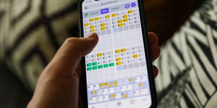 Quordle sugiere y respuestas para el lunes 15 de septiembre (Juego #1330)