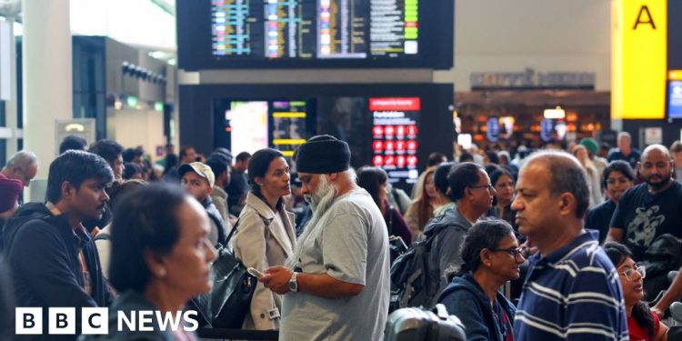 Retrasos después del golpe del sistema de registro del aeropuerto