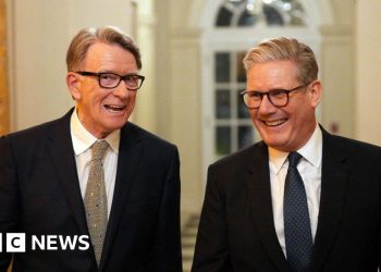 Starmer defendió a Mandelson después de que los funcionarios sabían sobre los correos electrónicos de Epstein, BBC entiende