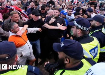 Tres arrestos cuando los manifestantes de Bell Hotel se enfrentan con la policía