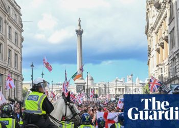 El espectáculo de hojas de fuerza de extrema derecha se encuentra con contraprotestadores de Kettling desesperadamente Kettling | Extremo derecho