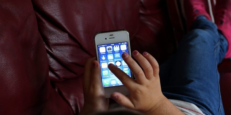 California podría ser el último estado para exigir las etiquetas de salud al estilo del tabaco en las redes sociales