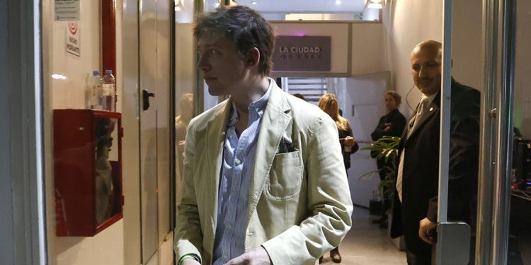 Santiago Desempolvó Su Aparato Digital Y Humilló A Los Menem