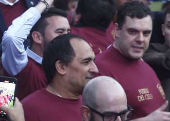 Milei le Pidió Ayuda a Santiago para que no le vacíen la presente del libro