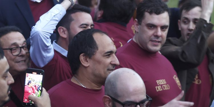 Milei le Pidió Ayuda a Santiago para que no le vacíen la presente del libro