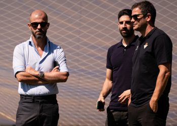 El betis agita el mercado en busca de una salida que le permita otro fichaje