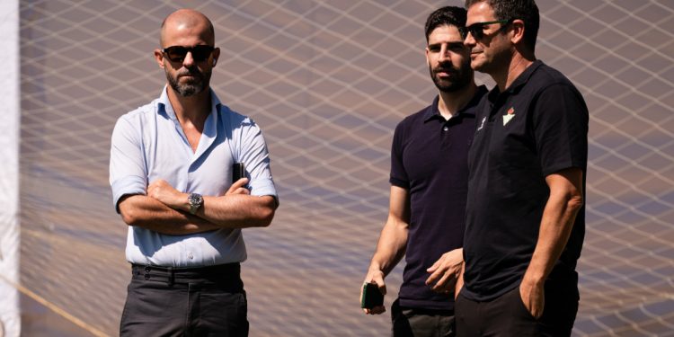 El betis agita el mercado en busca de una salida que le permita otro fichaje