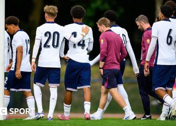 La victoria de Inglaterra U17 sobre Venezuela se detuvo dos veces después de un presunto abuso racista
