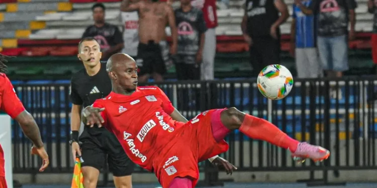 OTRA VEZ LA VILENCIA: Hinchas del América Agredieron Al Médico de Envigado y en la Tribuna Progonizaron Brutal Pelea