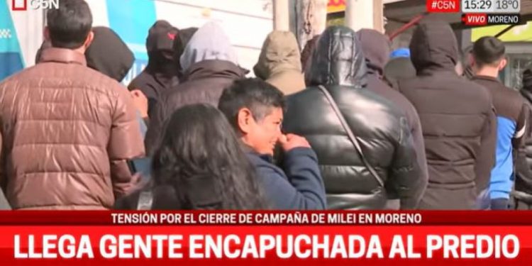 UNA PATOTA DE ENCAPUCHADOS Entró al Acto de Milei Con la CompliDad de la Policía