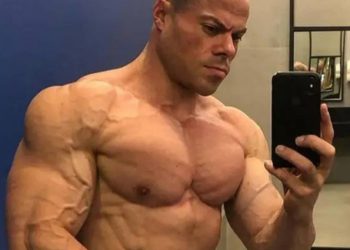 UN CAMPEÓN DE CULTURISMO MUERE APUNALADA Y SU NOVIA ES SOSPECHOSA DE ASESINATO