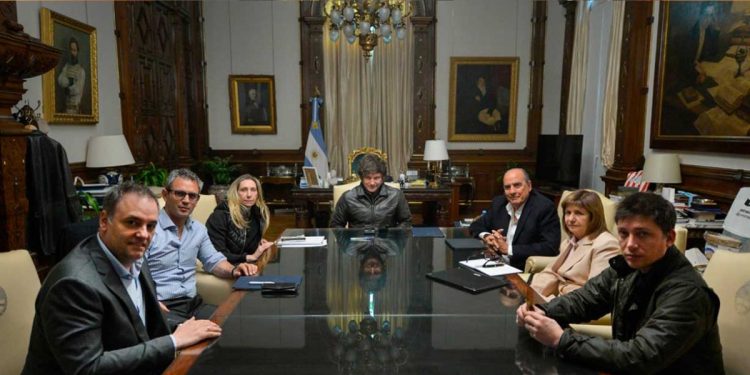 En Las Redes afirman que a milei lo pegaron con photoshop en las fotos que difundió el gobierno