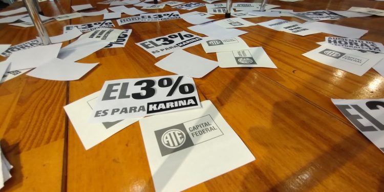 Trabajadores de Ate Irrumpieron en la Direcció Electoral y Volantearon El 3% para Karina