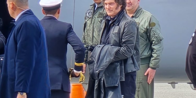 Milei se Gastó 300 mil dólares en tres aviones para ir a ushuaia y tuvo que suspendera la caminata por falta de gente