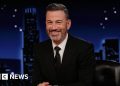 Trump dice que las redes de televisión 'contra' él deberían 'tal vez' perder la licencia después de la suspensión de Kimmel