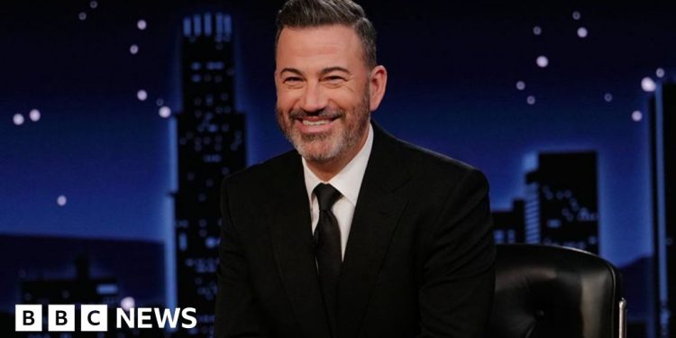 Trump dice que las redes de televisión 'contra' él deberían 'tal vez' perder la licencia después de la suspensión de Kimmel