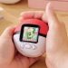 Esta pelota de Poké en plena es un juguete de estilo Tamagotchi con más de 150 Pokémon adentro y lo necesito ahora