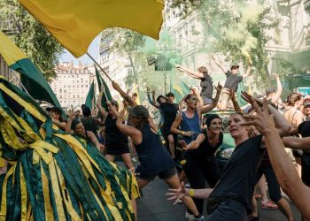 TROIS MILLE DANSEURS AMANAUR ASIGHTUS Pour Le Défilé de la Bienale de la Danse de Lyon
