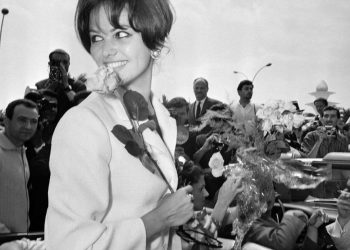 Emmanuel Macron, Jack Lang et Anouchka Delon Saluent La Mémoire de Claudia Cardinale