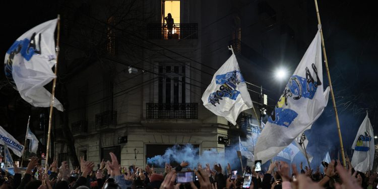 Los Fastejos en el Búnker de San José | Cristina Kirchner Saludó a la Militancia Tras el Triunfo