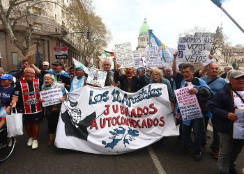 Con un Fuerte Operativo Policial, Jubilados y Jubiladas Vuelven A Marchar en El Congreso | Por el aumento del Haber previsual