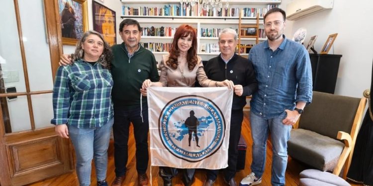 Cristina Kirchner Recibió A Excombatientes de Malvinas en la Previa A Su Viaje A Las Islas | Homenaje en el Cementerio de Darwin