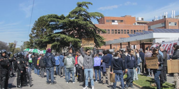 Protestas en Todo El País Contra la Privatización de Nuceoeléctrica | La Empresa Pública AdministrA Las Centrales Nucleares Atucha I, Atucha II Y embalsada