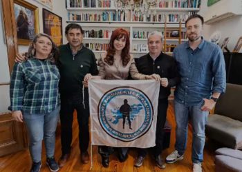 «Vamos a Volver»: El Mensaje de Cfk Que Llevaron Los Excombatientes A Malvinas | El Cecim de la Plata Visitó a la expresida Antes de Viajar al Cementerio de Darwin