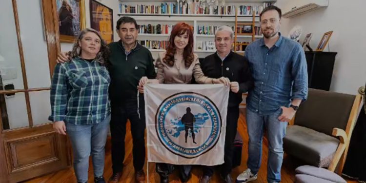 «Vamos a Volver»: El Mensaje de Cfk Que Llevaron Los Excombatientes A Malvinas | El Cecim de la Plata Visitó a la expresida Antes de Viajar al Cementerio de Darwin